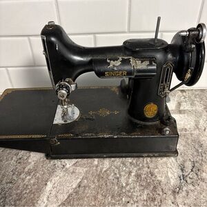UNTESTED NO Cords - Singer Featherweight  221 Sewing Machine Serial AJ 226962